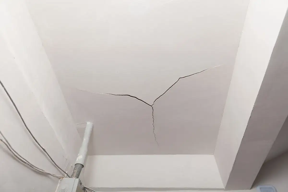 Soffitto con crepe profonde e ramificate, un segnale per capire come distinguere le crepe pericolose e intervenire tempestivamente.
