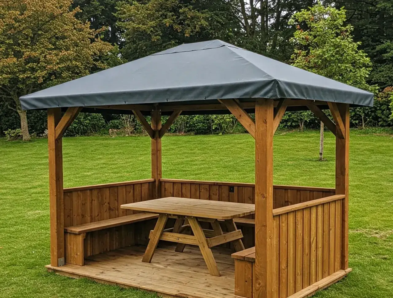Gazebo in legno con tavolo e panche, perfetto per idee gazebo fai da te in giardino.