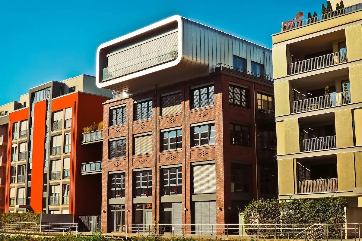 Edificio moderno con un cappotto condominio in metallo che sporge.