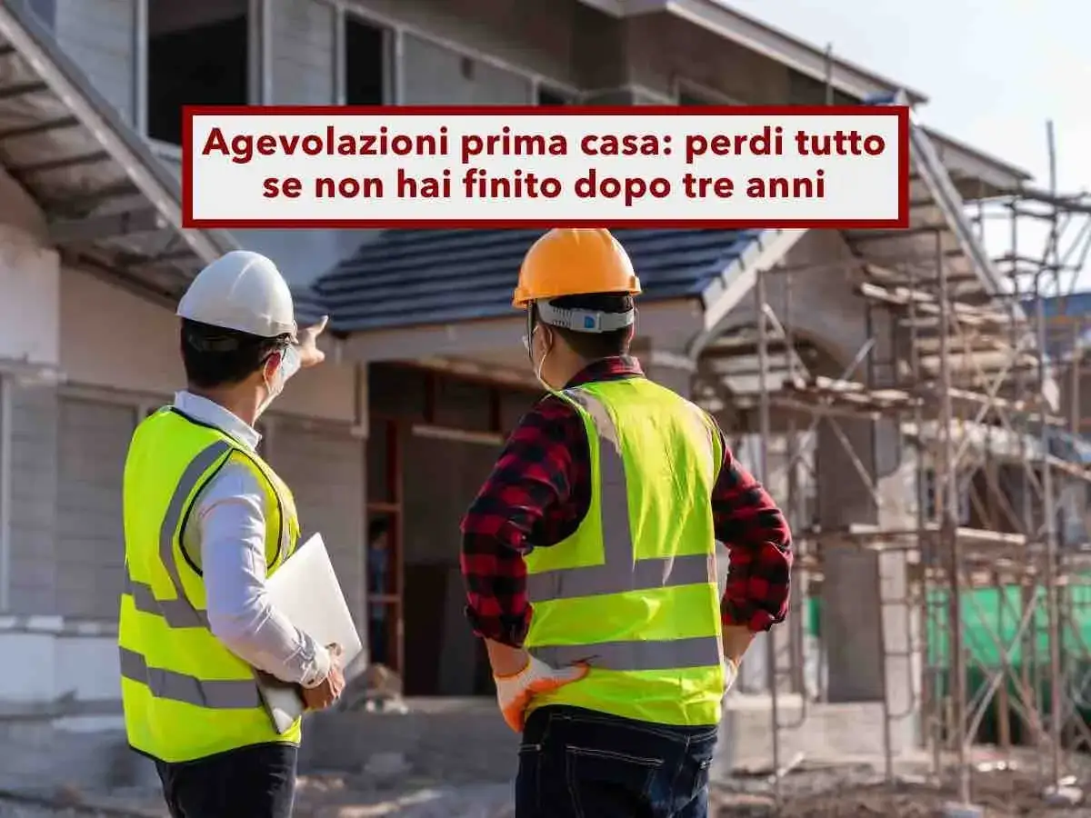 Due operai in cantiere discutono degli incentivi per la costruzione della prima casa. La scadenza &egrave; vicina!