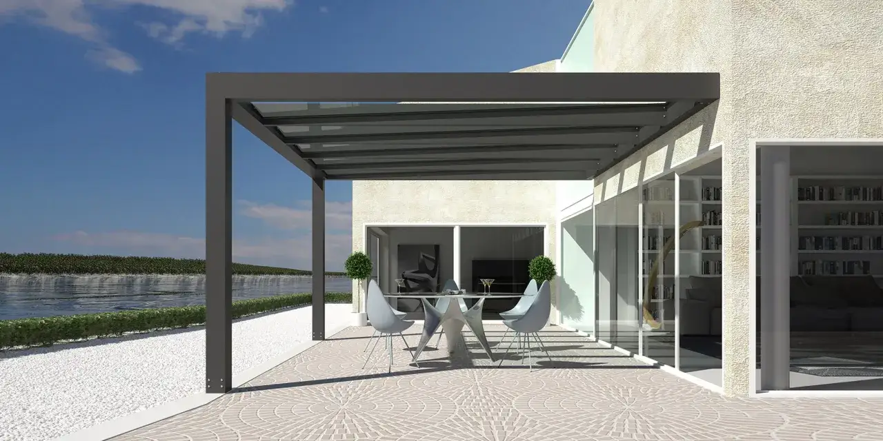 Terrazza moderna con tavolo e sedie sotto un tetto in vetro, con vista su un canale e un rigoglioso giardino.
