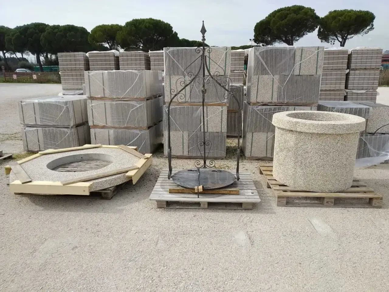 Componenti per pozzi in pietra, pronti per l'installazione. Valuta quanto costa fare un pozzo con questi elementi.